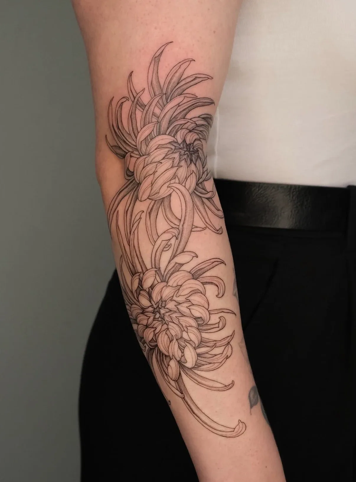 Großes florales Linientattoo am Arm – Arbeit von Maxim