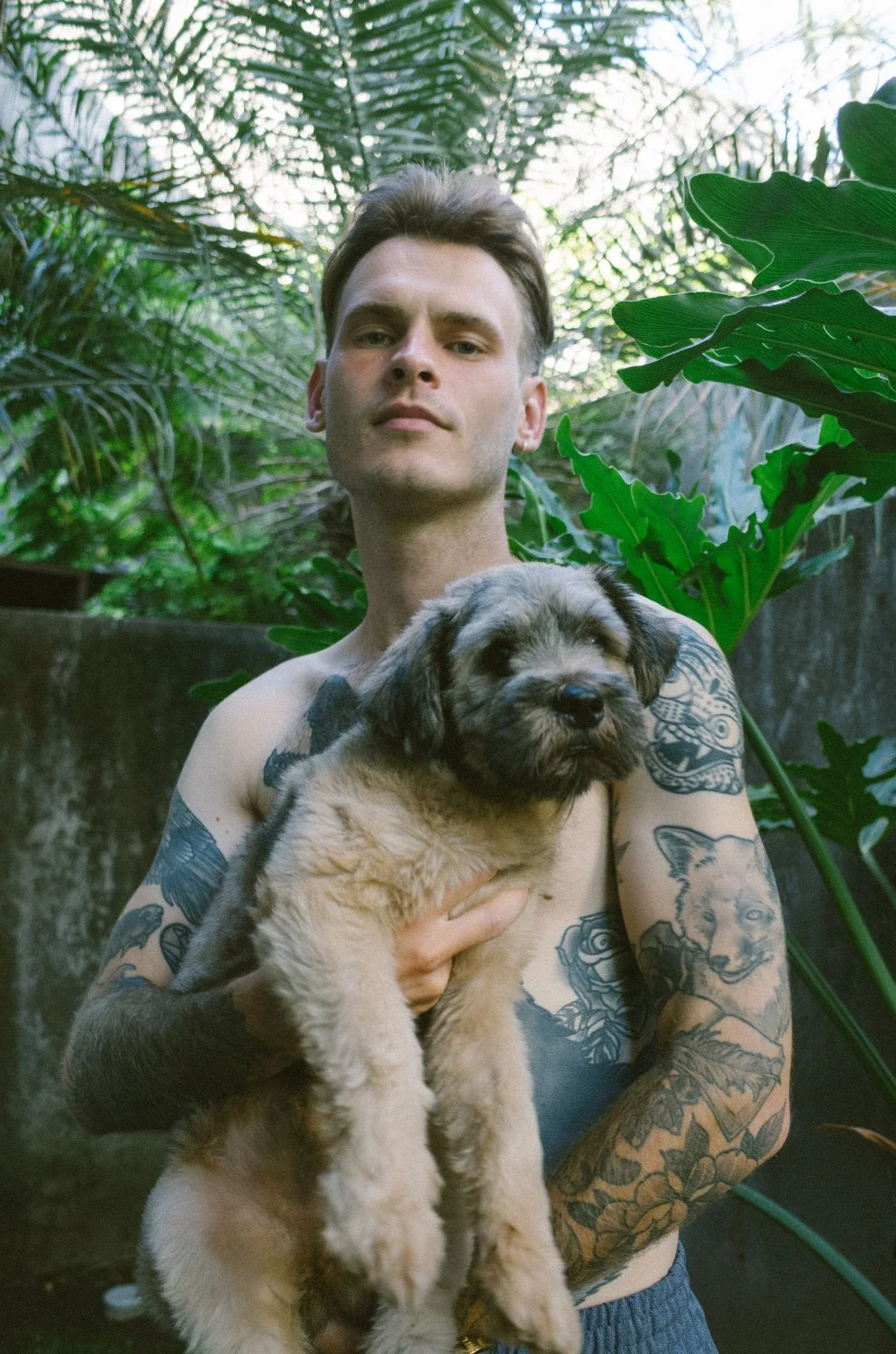 Porträt von Maxim mit Hund