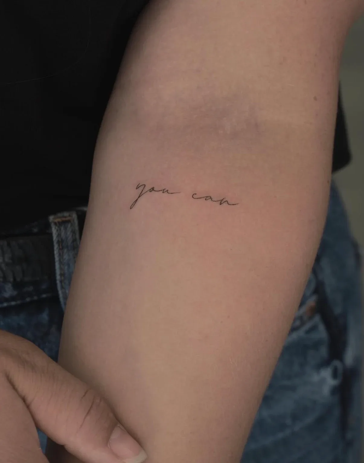 Feiner Schriftzug „you can“ am Arm – Arbeit von Maxim
