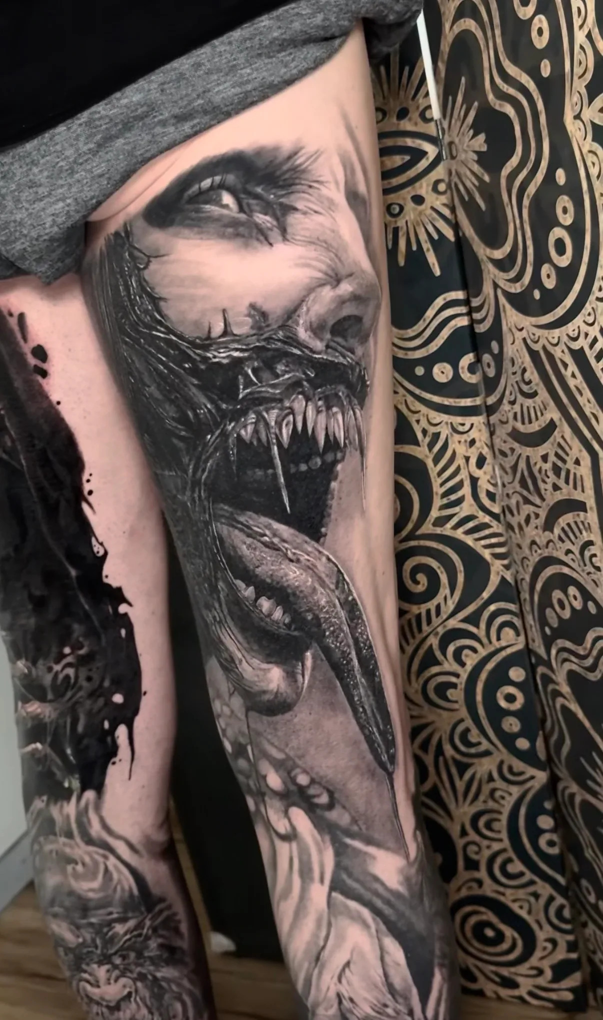 Detailreiches Alien-Horrortattoo von Ruby am Bein