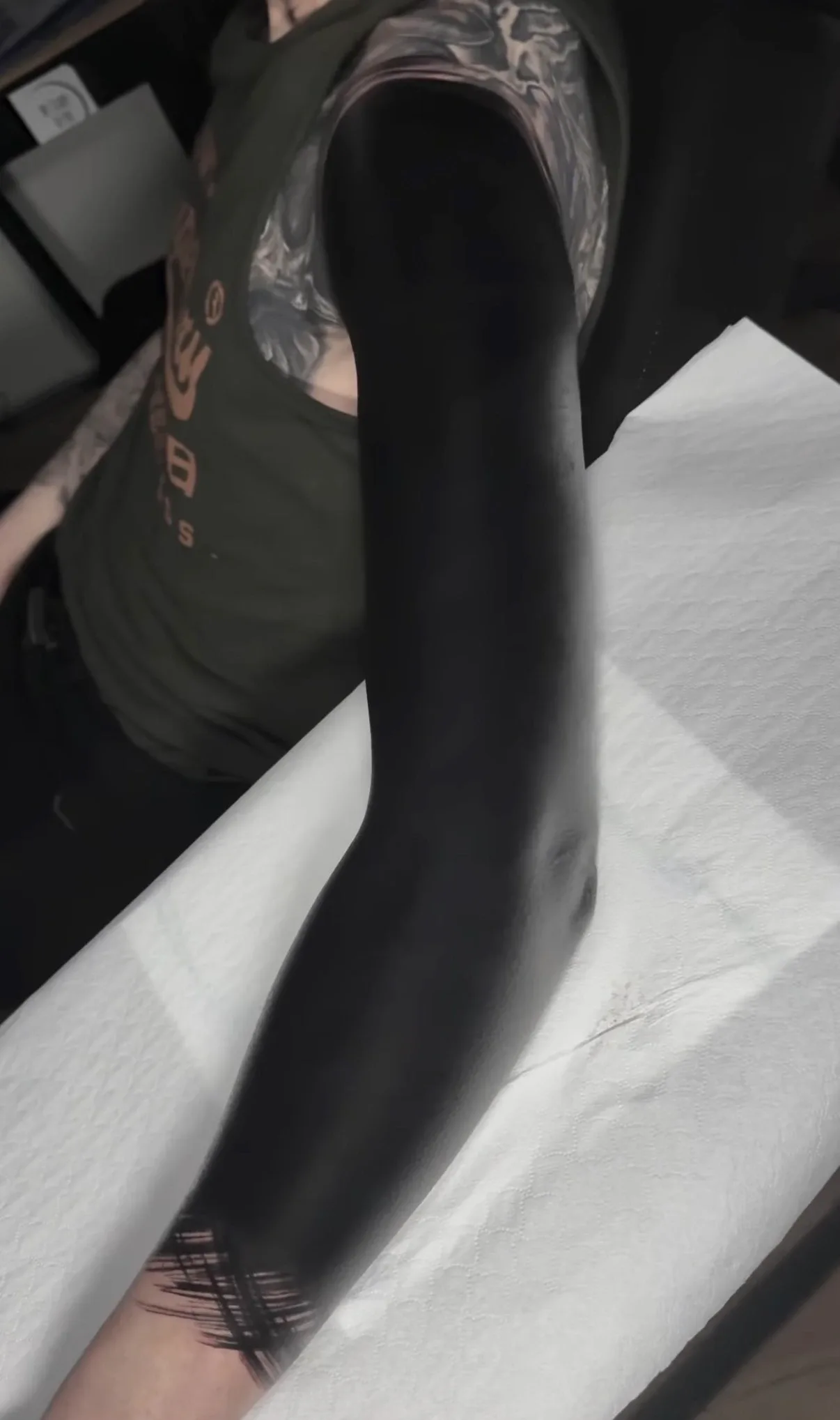 Blackout-Armtattoo von Ruby mit grafischem Abschluss am Handgelenk