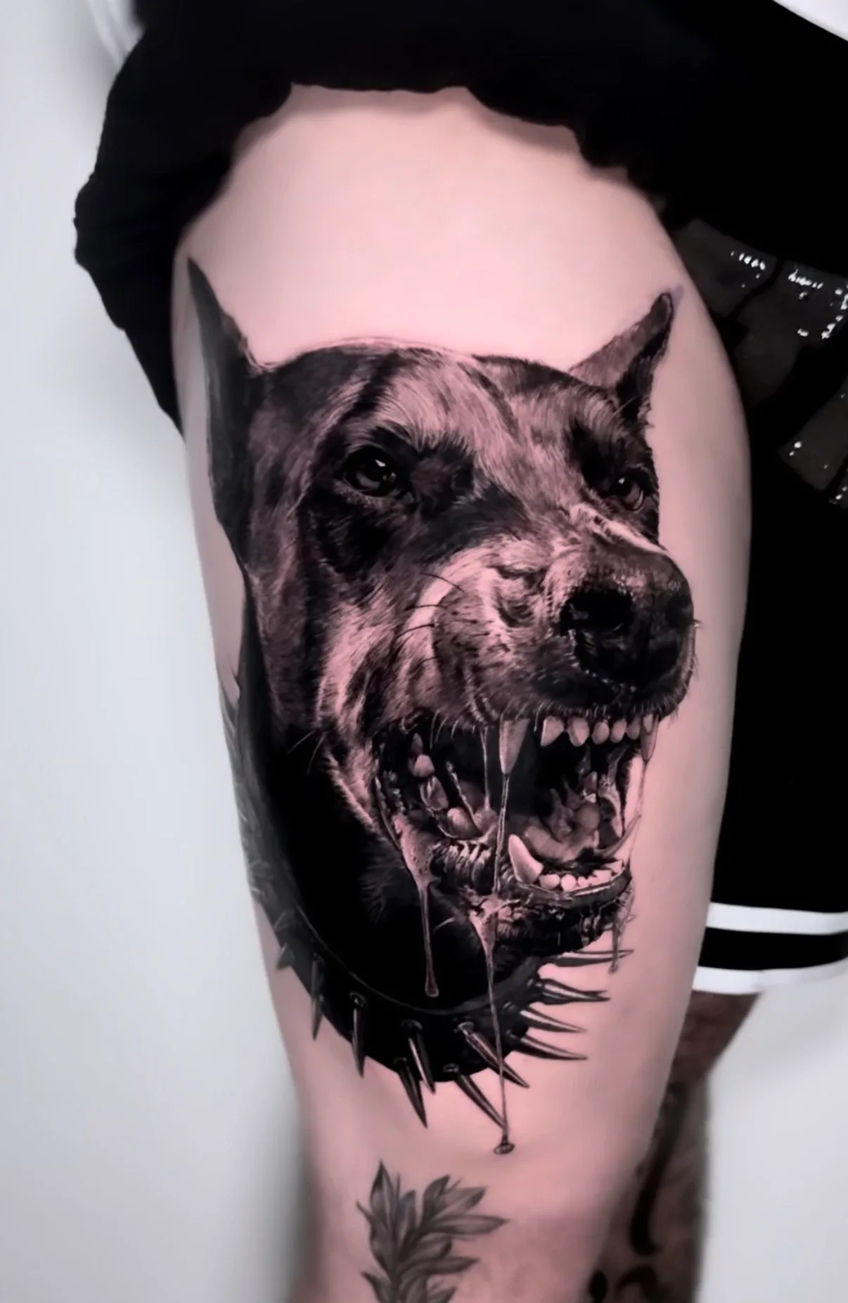 Realistischer knurrender Hund als Black-and-Grey-Tattoo von Ruby
