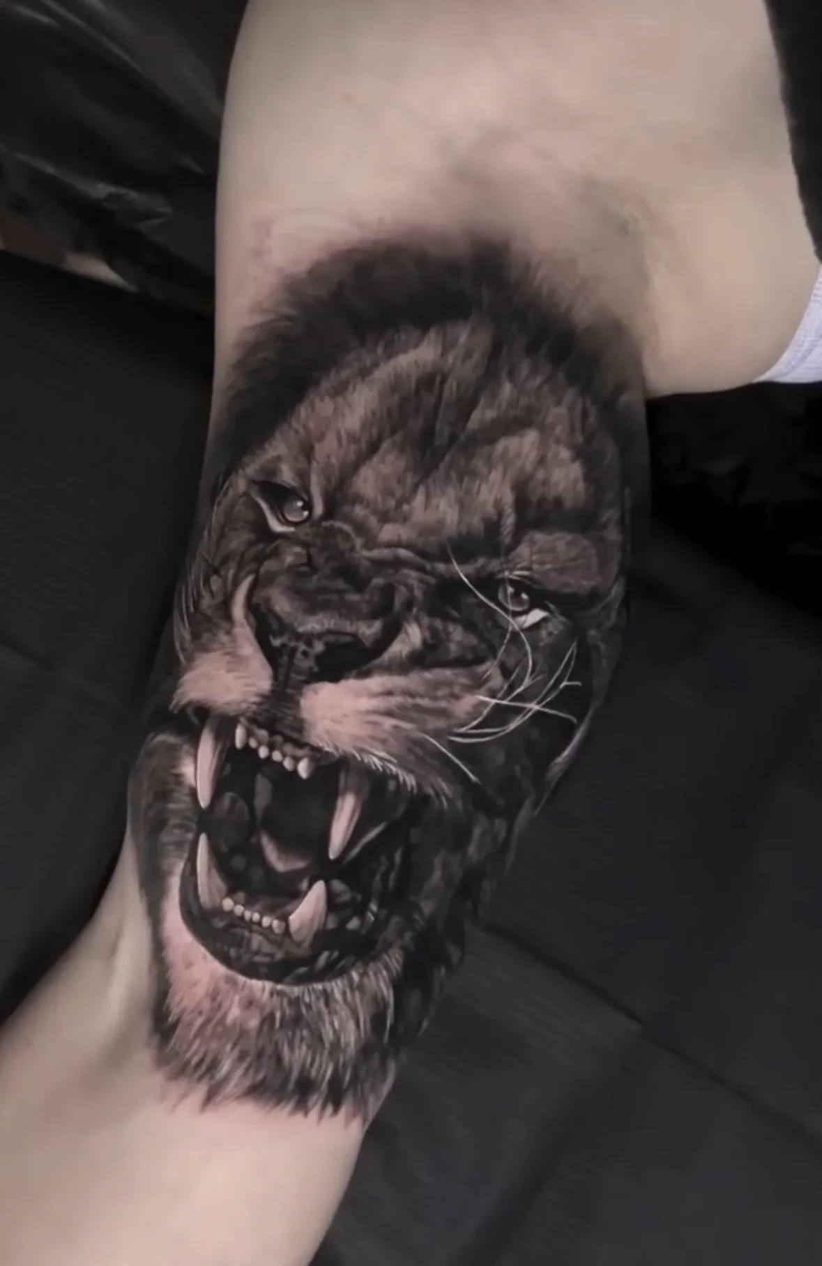 Realistisches Löwen-Tattoo von Ruby mit geöffnetem Maul