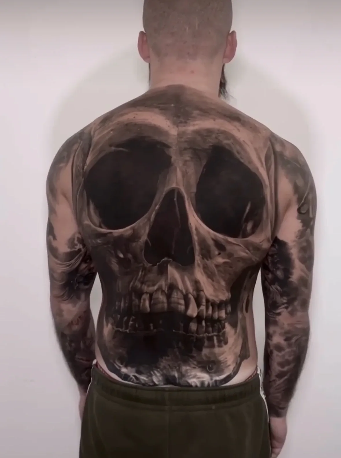 Großes realistisches Totenkopf-Tattoo von Ruby über den Rücken